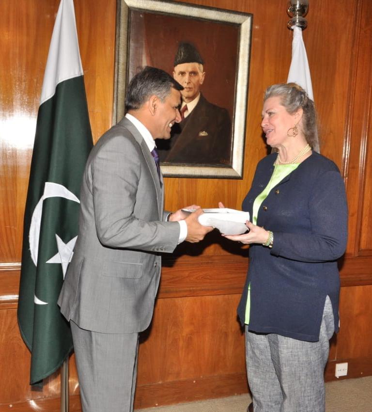 CEO PIA, Air Marshal Arshad Malik presenting a souvenir to  Consulate General of United States of America Ms. JoAnne Wagner on her visit to PIA head office