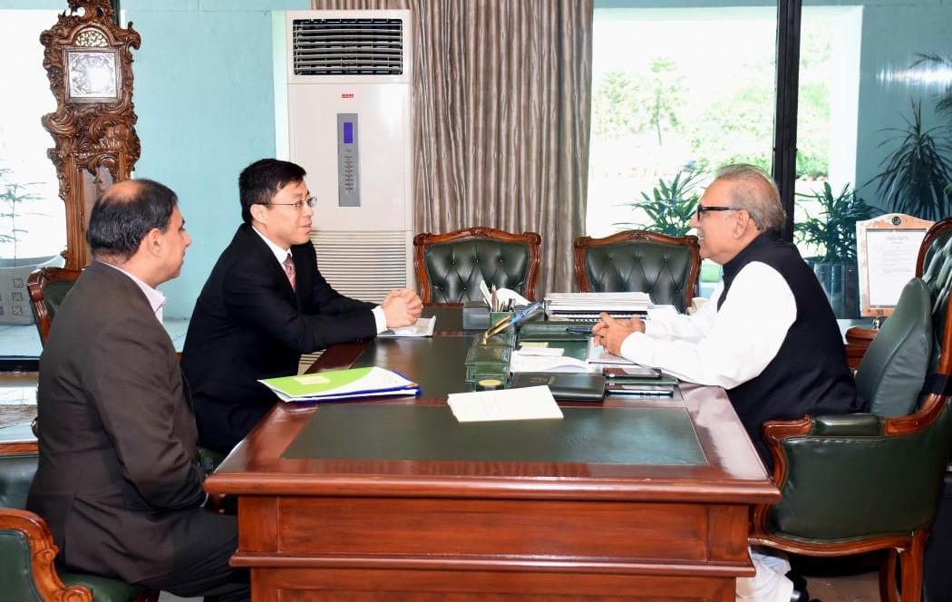 President Dr. Arif Alvi talking to Chairman and CEO, China Mobile Pakistan, (Zong 4G), Mr. Wang Hua who called on him in Islamabad.