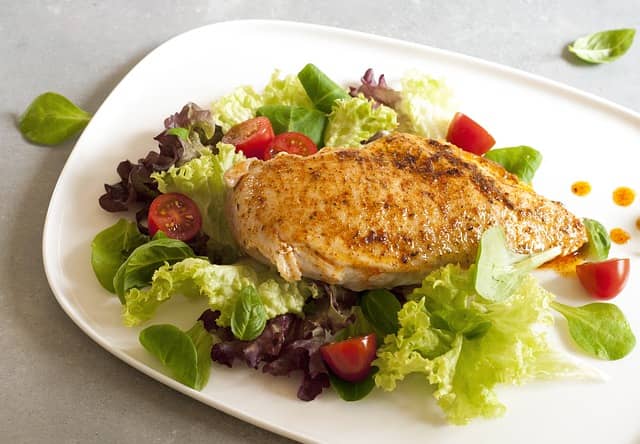 Understanding the Caloric Content of 8 oz Chicken Breast: A Nutritional Overview