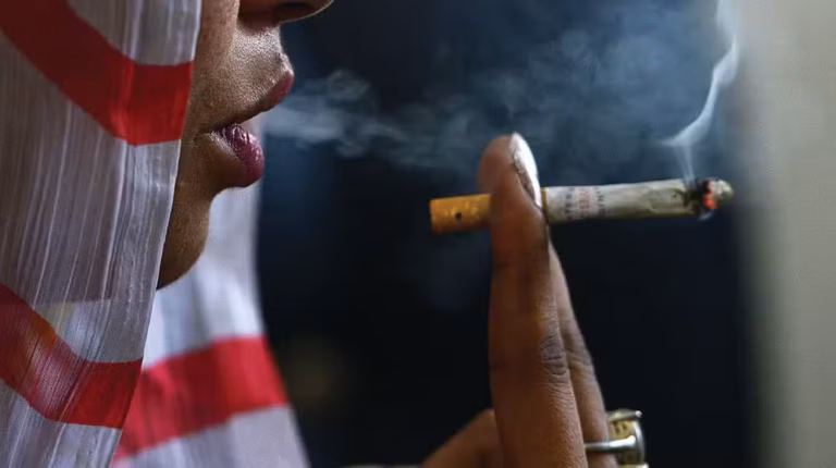 Khawaja Asif Suggests Lower Cigarette Taxes