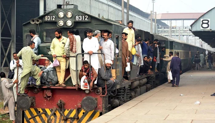 Pakistan Railways Withdraws Cash Award Order for 420 Employees Hours After Issuance