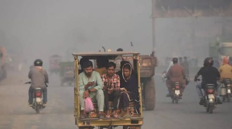 Lahore Residents Urged to Wear Masks as Air Pollution Reaches Dangerous Levels