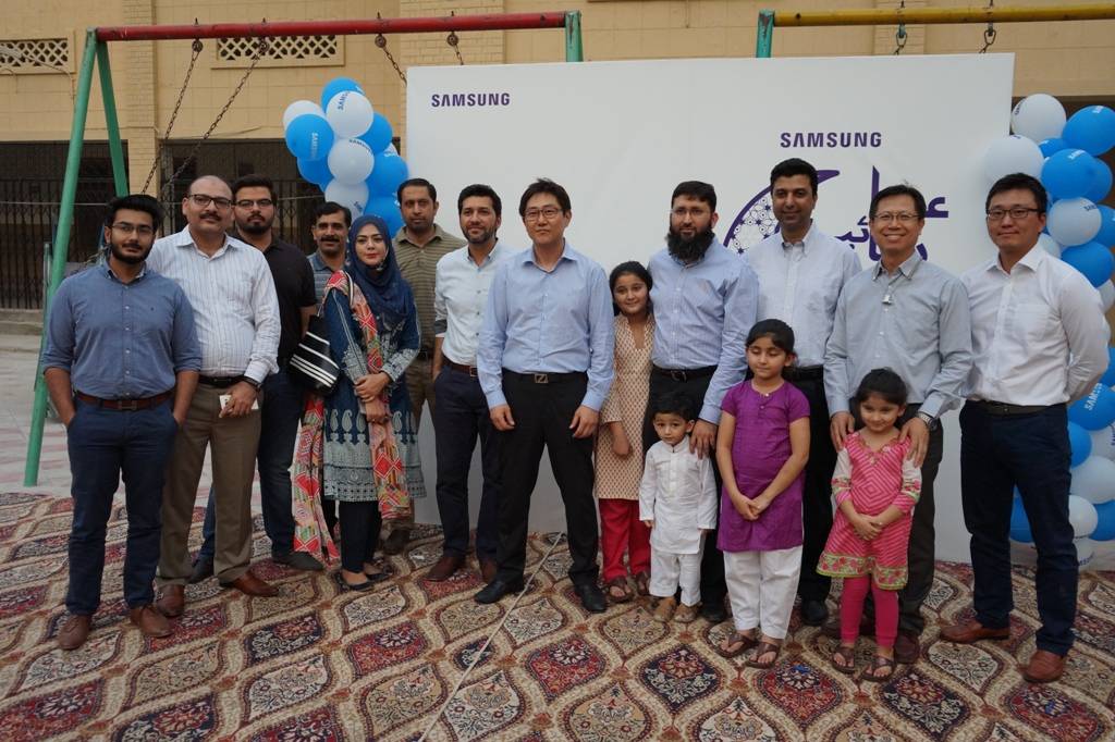 Samsung shares Iftaar& gifts with orphans in Lahore