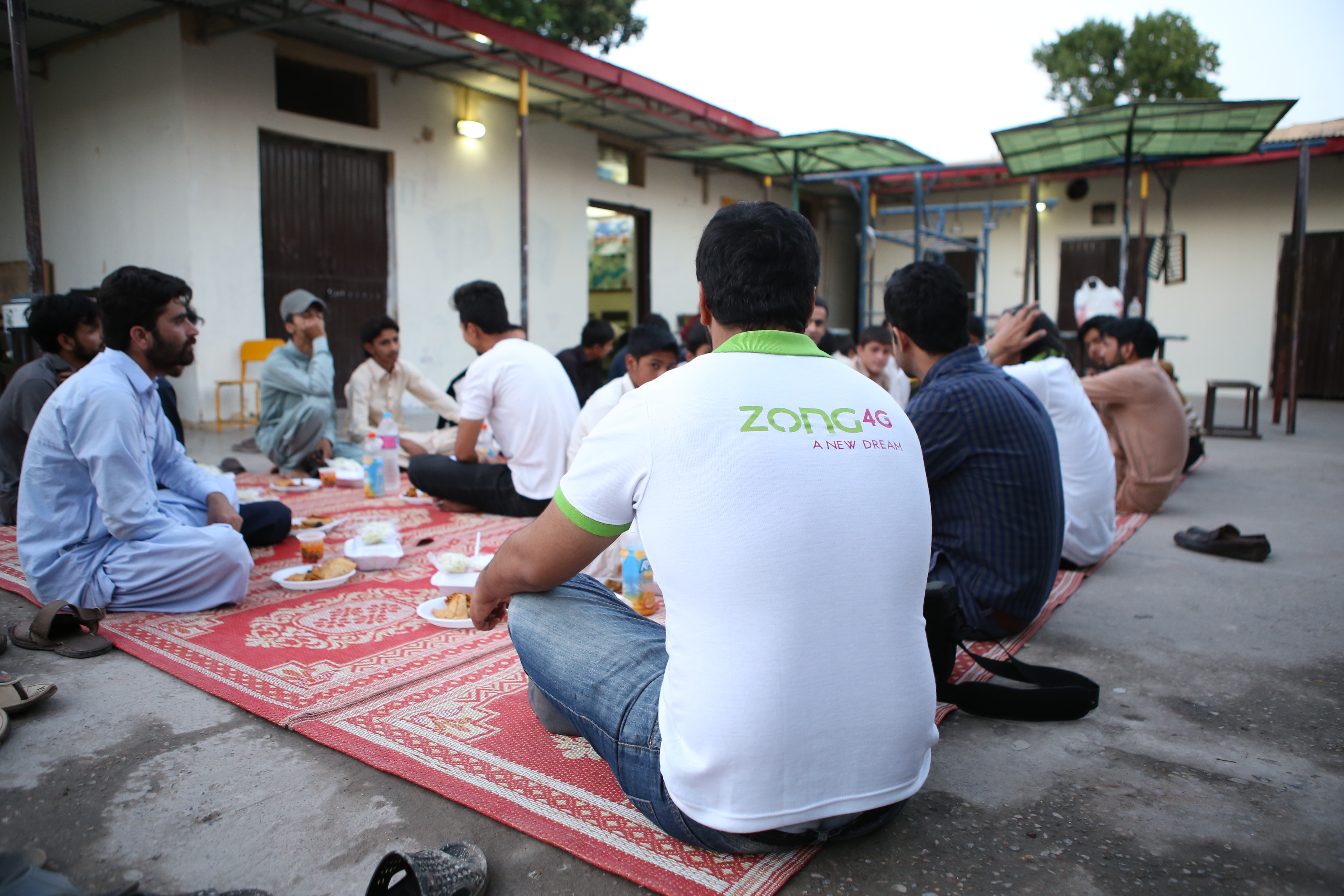 Zong 4G hosts Iftaar for Street Children