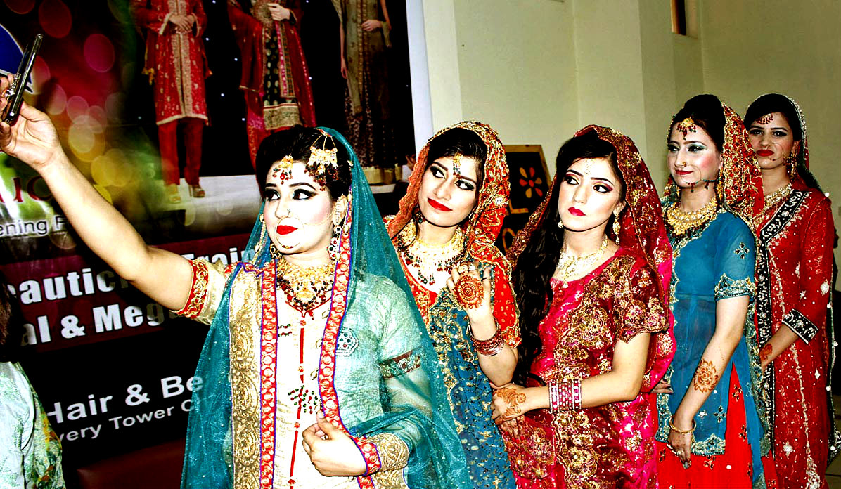 Lahore:Brides  Taking Selfie During Beautician Training Seminar