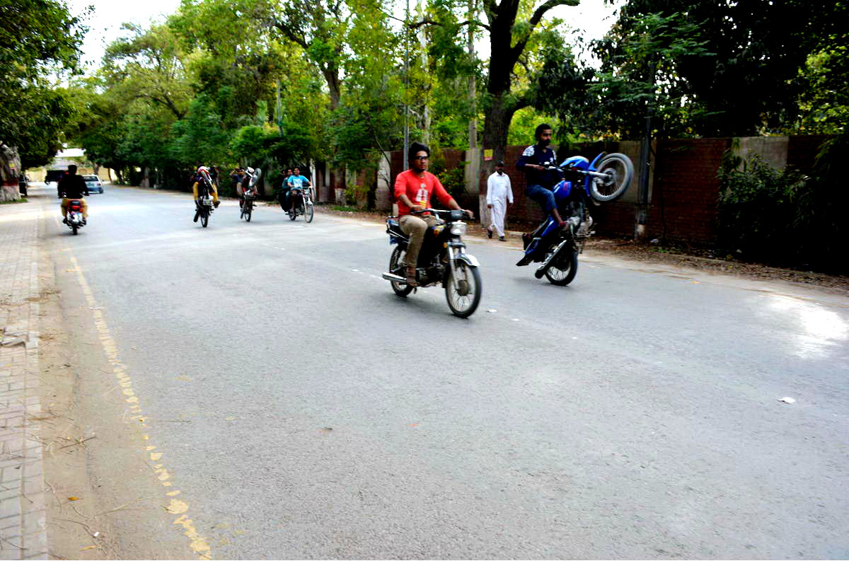 DG Khan:Youngsters Seen Riding Motorcycles On One Wheel Near DC Garden