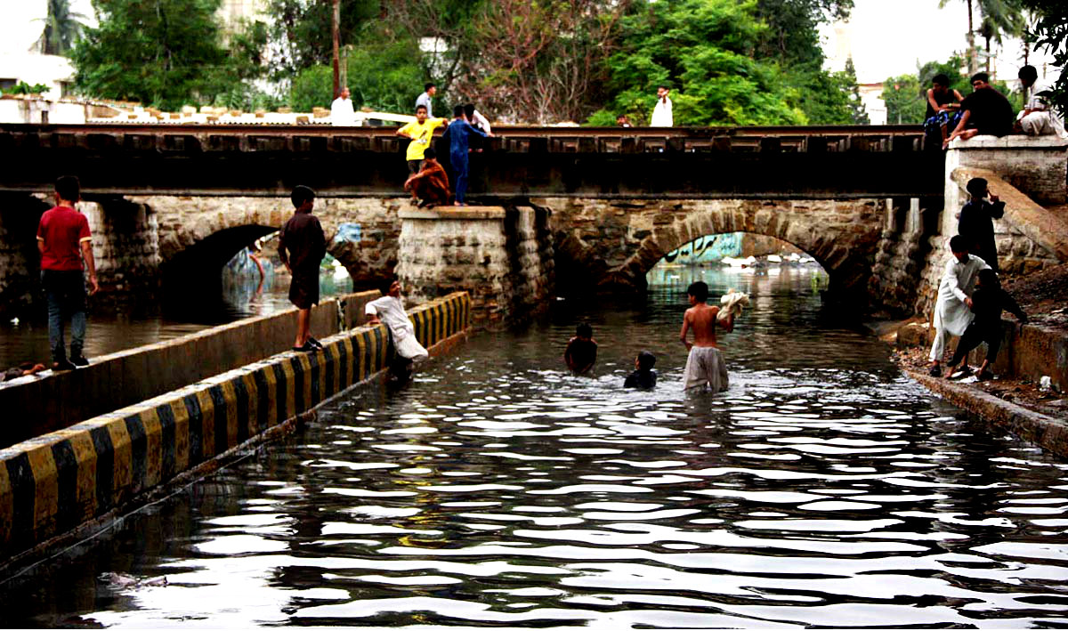 Karachi:Kids Bathing In Rainwater Accumulated Beneath Railway Tracks