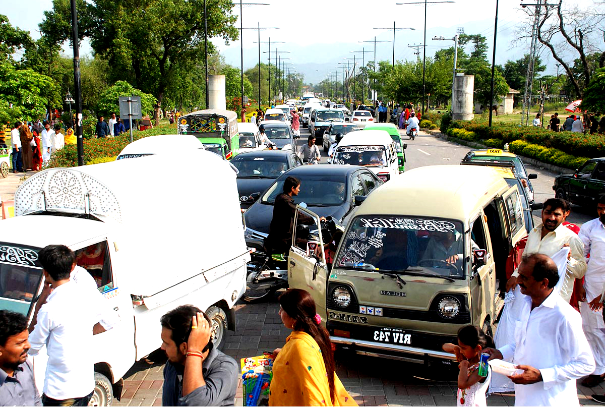 ISLAMABAD A Large Number Of Motorists Are Stuck In A Massive traffic Jam At Rawal Lake