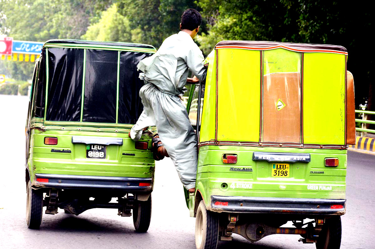 Auto Rickshaw Driver Dragging A Malfunctioning Auto Rickshaw
