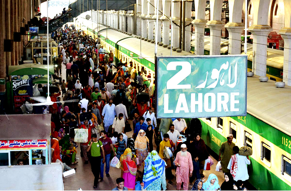 A Large Number Of People Turning Back To Lahore