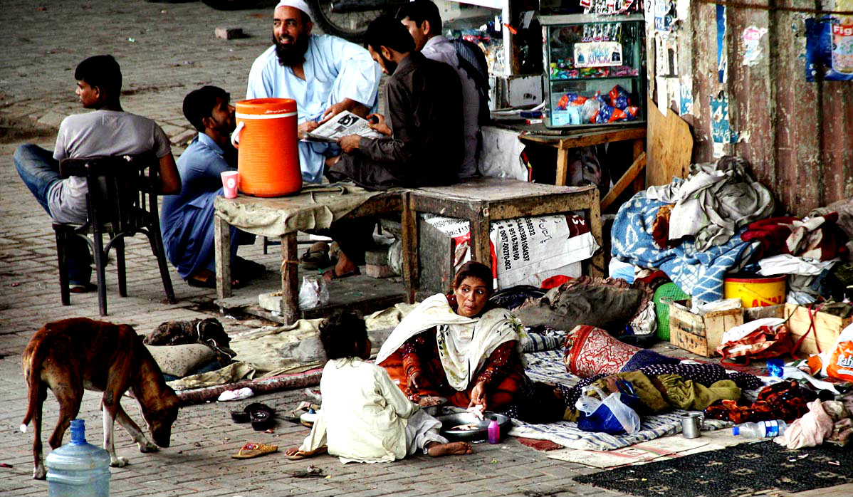 Karachi :A Poor Family Seen Living At  Kashmir Road