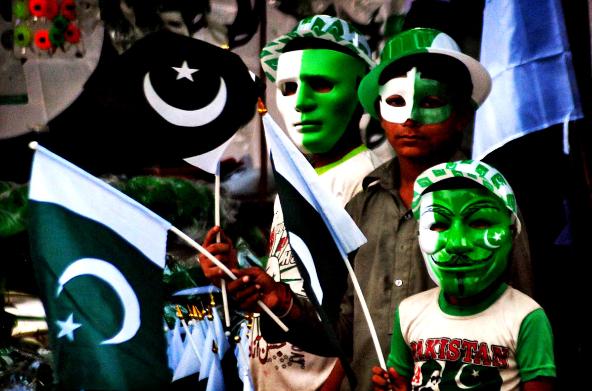 Lahore:Young Vendors Wear Masks As They Sell National Flags