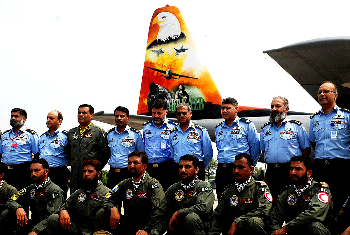 Air Marshal Sohail Aman posing for a group photo with the participants of C-130 Air Show