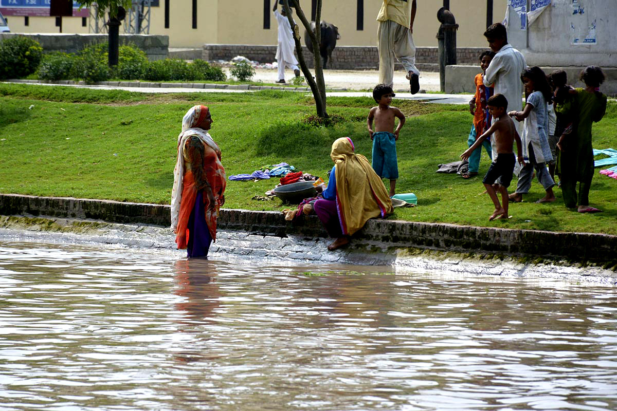 Lahore Women Washing Clothes Using The Water Of The Canal
