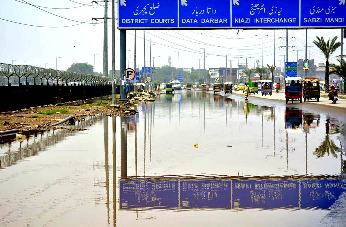 Lahore Face Hardships Due To Water Accumulated On Ravi Road