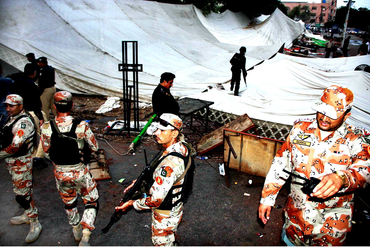 KARACHI: Security Personnel  Removing Of Hunger Strike Camp