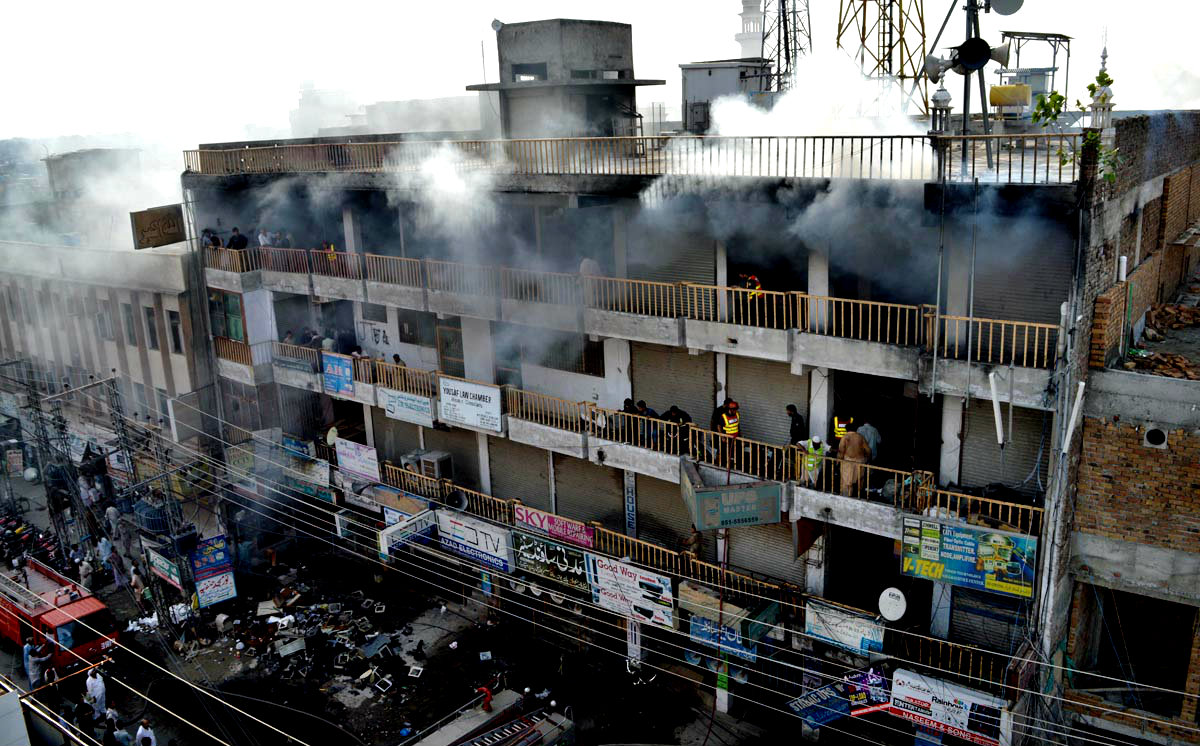 Rawalpindi :Smoke Rising High From  Plaza At DAV College Road