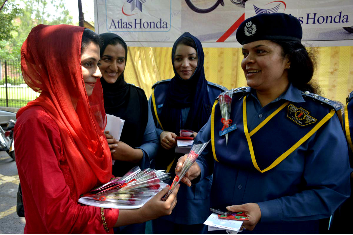 Women’s Of Civil Society Presenting Flower To Lady Traffic Police