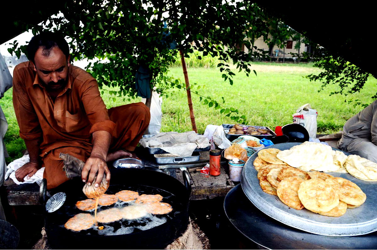 ATTOCK:Man Preparing Traditional Food Jaleebi At His Stall